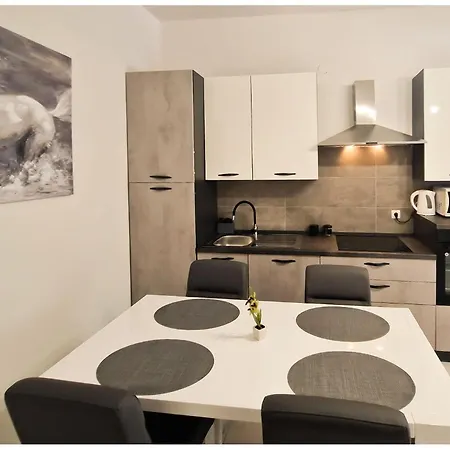 1 Bedroom Gorgeous In Apartmán Kruševo
