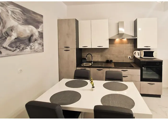 1 Bedroom Lovely In דירה Kruševo